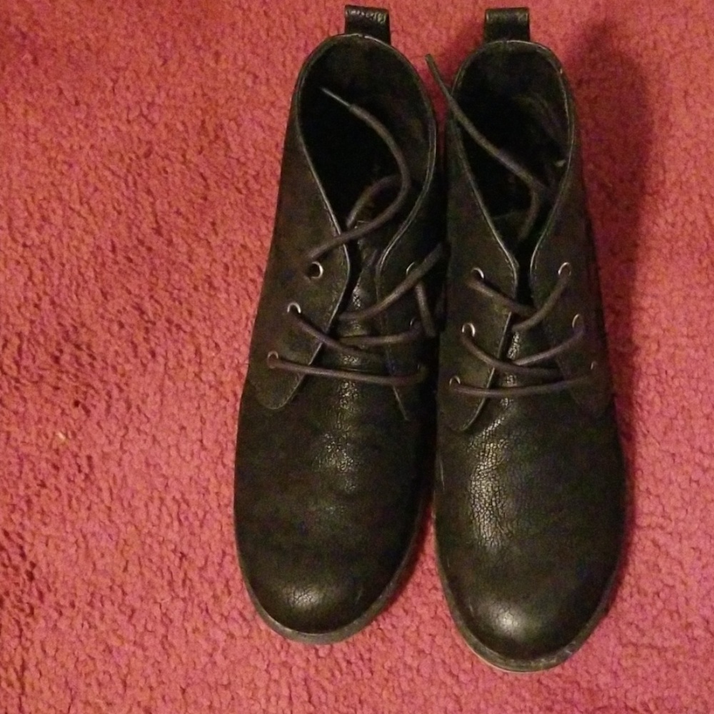 Black boots only worn twice .Swede like texture